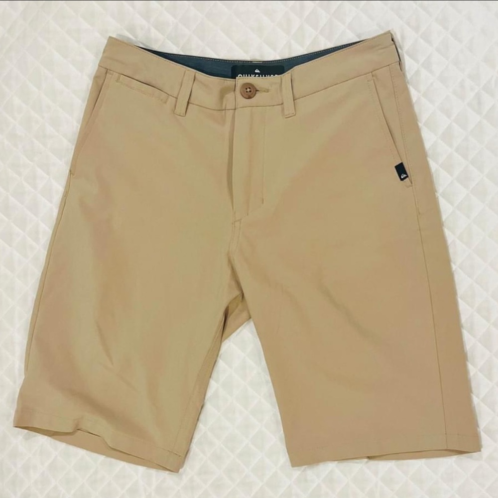 Quiksilver Amphibian khaki shorts/swim size
28. NEW without tags.